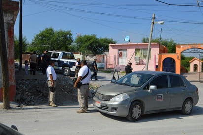 5 encapuchados asaltan a mujer