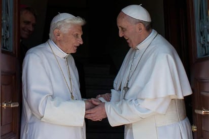 El papa Francisco visita a Benedicto XVI