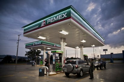 Vende PEMEX gasolinas  50% más baratas en EU