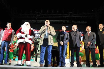 Encienden Pino  e inauguran  Pista de Hielo