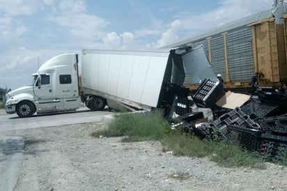 Destroza tren a  tráiler en Ramos