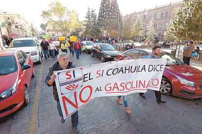 Marchan saltillenses en contra del gasolinazo