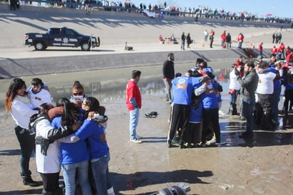 Familias se abrazan en la frontera con EU