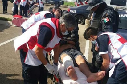 Conductor arrolla a policías durante protesta