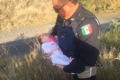 Abandonan a bebé  sobre autopista