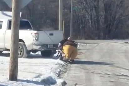 Se burla de cómo 'remolcan' a una mujer obesa