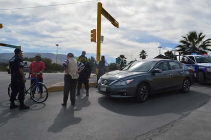 Ciclista se atraviesa a vehículo