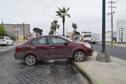 Acaba trepado en el camellón