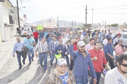 Marchan por un mejor salario