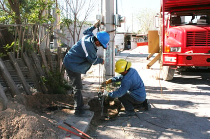 Llevan electrificación al Ejido la Cruz y Occidental