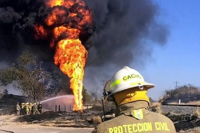 Arde en Zapopan ducto de PEMEX