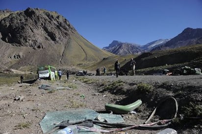 Mueren 19 personas al volcar autobús