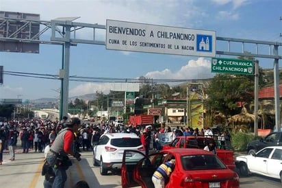 Bloquean normalistas la Autopista del Sol