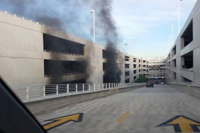 Consume fuego nueve  autos en Disneyland