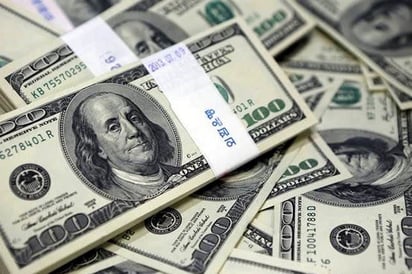 Cierra dólar a menos de $21.00