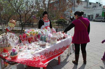 Alusivos a San Valentín exponen sus productos