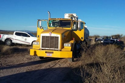 Aseguran pipa en toma clandestina de PEMEX