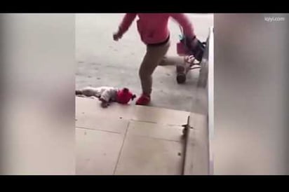 Indigna video de madre que patea a su hija