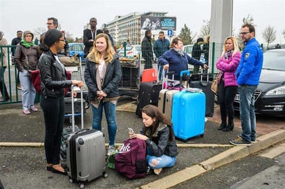 Abaten a sospechoso en aeropuerto de París