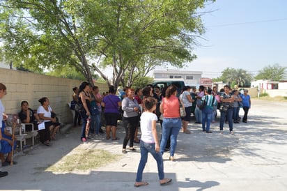 Los obligan esperar más de 1 hora bajo el sol