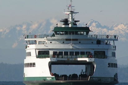 Británico choca contra ferry