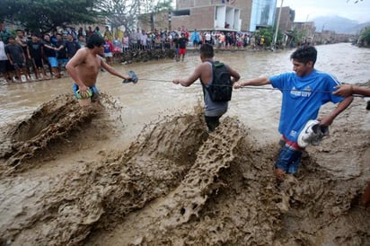 Suman 78 muertos por intensas lluvias