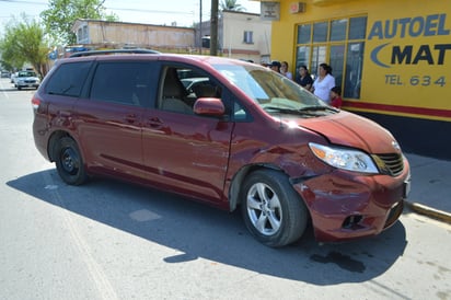 Mujer provoca choque múltiple