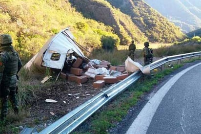 Vuelca camión cargado de droga