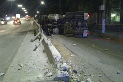 Arrolla a ciclista y vuelca tráiler