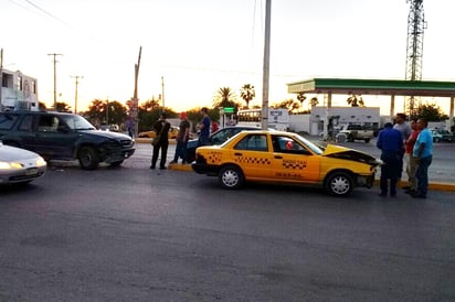 Taxista provoca accidente