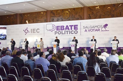 Se exhiben candidatos en debate