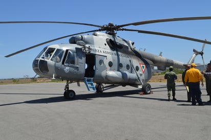 Combaten incendios con helicóptero de la SEDENA