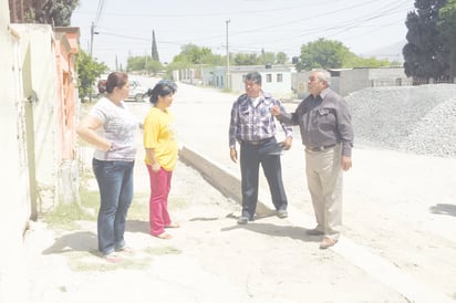 Solicitan apoyo al Municipio para nivelar banquetas