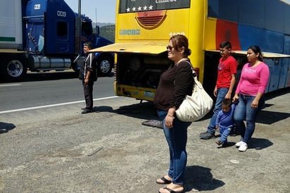 Se exponen castañenses  al viajar en viejo camión