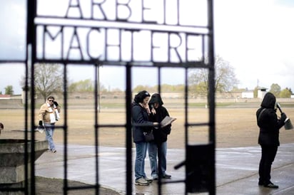 Conmemoran liberación de campos de exterminio