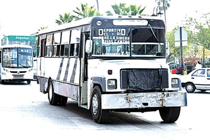 Caro, pésimo y escaso el servicio de  transporte