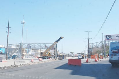 Desmontan puente peatonal