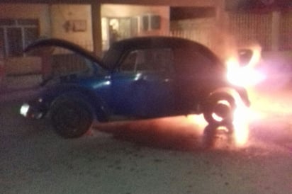 Arde “vochito” en La Sierrita