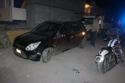 Abandonan auto tras accidente vial