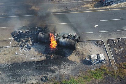 Pipa de gasolina estalla en la carretera Córdoba-Minatitlán