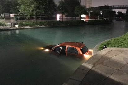 Caen pareja con auto al paseo Santa Lucía