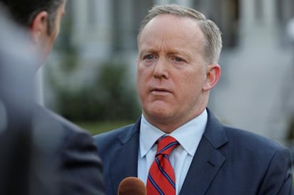 Se disculpa Spicer por  comentarios de Hitler