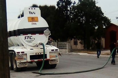 Sufren familias falta de agua potable desde hace un mes