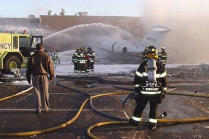 Mueren 2 personas al  estrellarse un avión