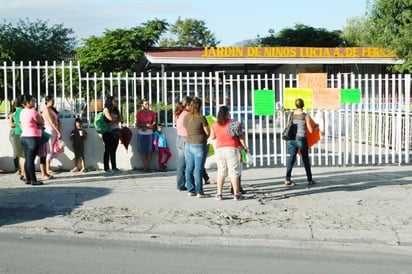 Obligan papás con plantón, obra eléctrica