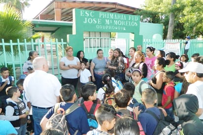 Toman escuela padres exigen energía eléctrica