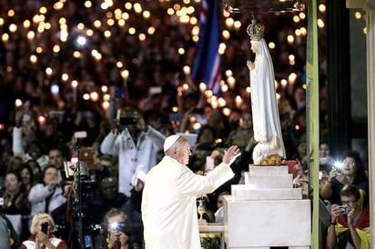 Francisco reza a Fátima