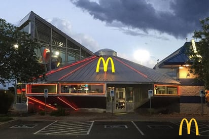 Arroja empleada de McDonald’s agua hirviendo a niño