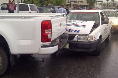 Choca taxista en BANAMEX