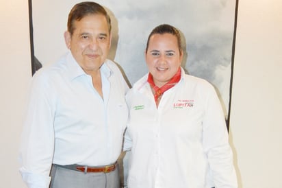 Lic. Ancira y obreros con Lupita Oyervides